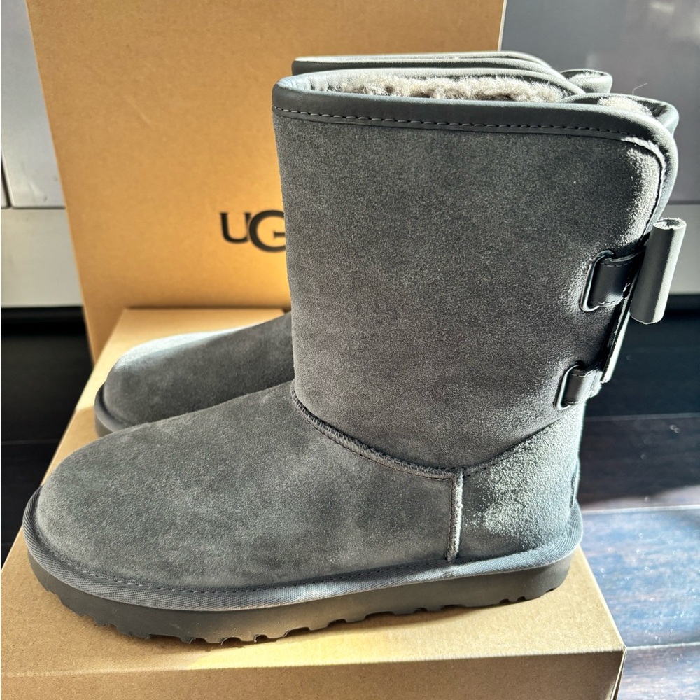 UGG SHORT BAILEY LEATHER BOW IN CHARCOAL SZ 6,9 NEW IN BOX - Picture 4 of 9